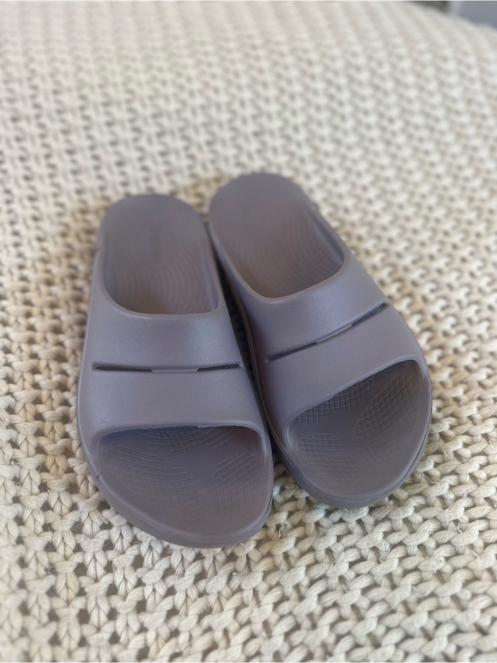 OOFOS Women’s Slide Sandals in lilac